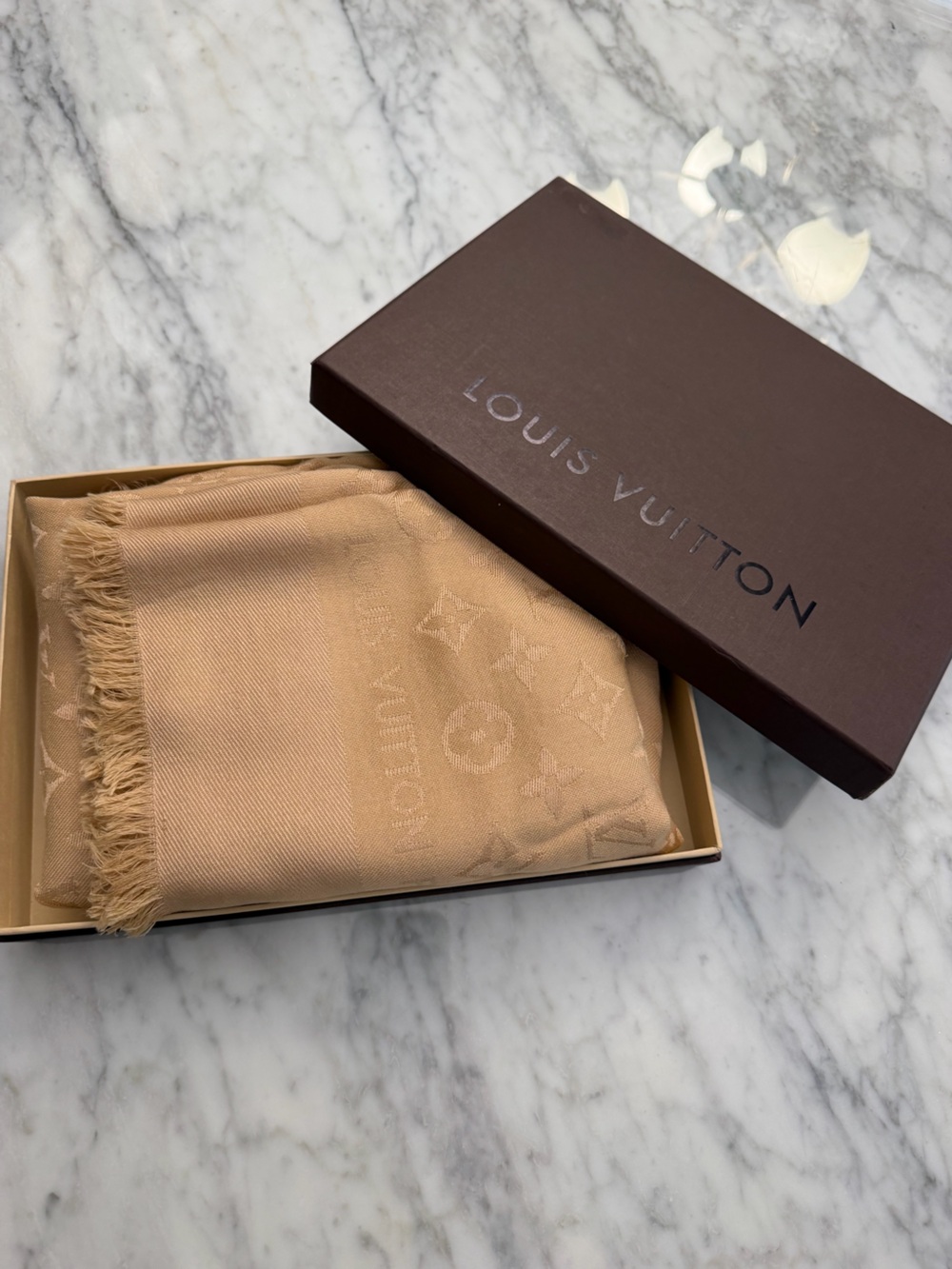 LOUIS VUITTON taking offers
Dune Monogram Silk/Wool Shawl Scarf beige w defects